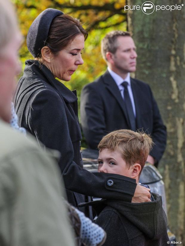 Princess Mary Danii, w towarzystwie swojego syna księcia Christiana, wiek 7, został przytłoczony żalu na pogrzebie, 8 listopada 2012 w kościele Vinderod Frederiksvaerk, jej pokojówka i bliski przyjaciel Tina Jorgensen, zmarł nagle w wieku lat 53, od poniedziałku, 5 listopada.