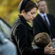  La princesse Mary de Danemark était accompagnée par son fils le prince Christian, 7 ans, lors des obsèques, le 8 novembre 2012, à l'église Vinderod de Frederiksvaerk, de sa femme de chambre et amie intime Tina Jörgensen, décédée brutalement à 53 ans, lundi 5 novembre. 