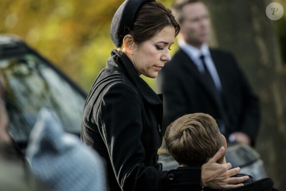 La princesse Mary de Danemark était accompagnée par son fils le prince Christian, 7 ans, lors des obsèques, le 8 novembre 2012, à l'église Vinderod de Frederiksvaerk, de sa femme de chambre et amie intime Tina Jörgensen, décédée brutalement à 53 ans, lundi 5 novembre.