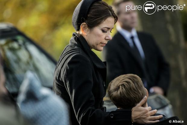 Princess Mary Danii towarzyszył jego syn książę Christian, wiek 7, na pogrzebie, 8 listopada 2012 roku, w kościele Vinderod Frederiksvaerk, jej pokojówka i bliski przyjaciel Tina Jörgensen, zmarł nagle w wieku 53 poniedziałek, 5 listopada.