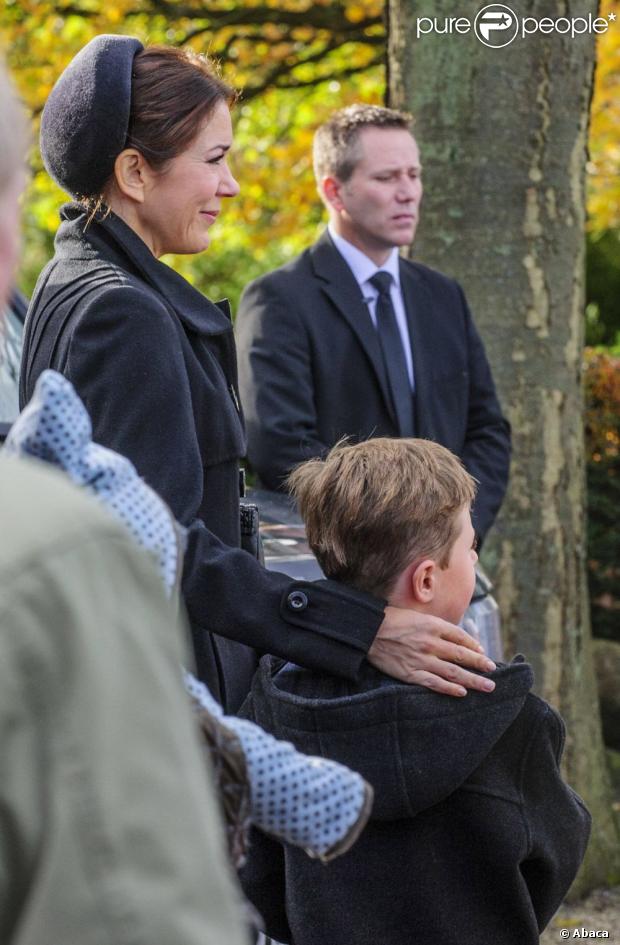 Princess Mary Danii, w towarzystwie swojego syna księcia Christiana, wiek 7, został przytłoczony żalu na pogrzebie, 8 listopada 2012 w kościele Vinderod Frederiksvaerk, jej pokojówka i bliski przyjaciel Tina Jorgensen, zmarł nagle w wieku lat 53, od poniedziałku, 5 listopada.