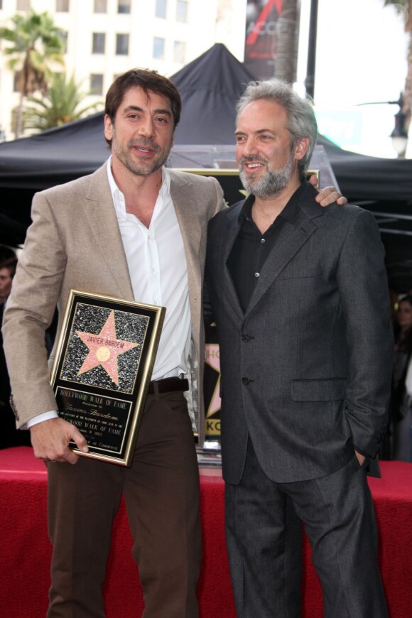 Sam Mendes et Javier Bardem sur le Hollywood Walk of Fame à Los Angeles, le 8 novembre 2012.