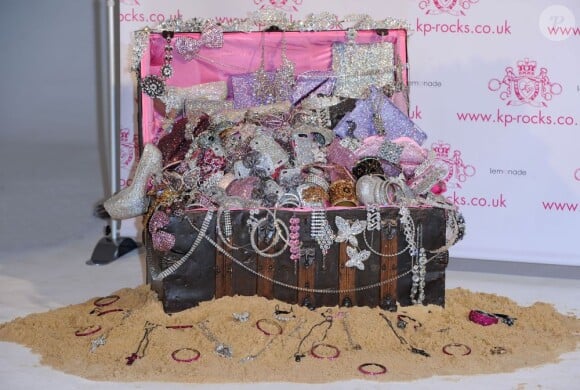 La scintillante malle aux trésors de Katie Price, contenant ses bijoux KP Rocks. Londres, le 7 novembre 2012.