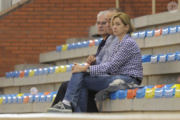 L'infante Cristina d'Espagne assistait le 3 novembre 2012 à Barcelone à un match de handball de son fils aîné Juan Valentin, 13 ans.