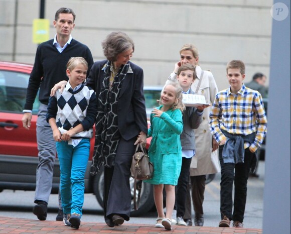 Cristina d'Espagne et son mari Iñaki Urdangarin avec la reine Sofia et leurs quatre enfants le 30 avril 2012 à Washington.