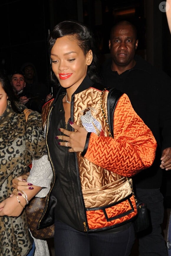 Rihanna adopte un manteau signé Proenza Schouler à New York, le 9 Novembre 2012.
