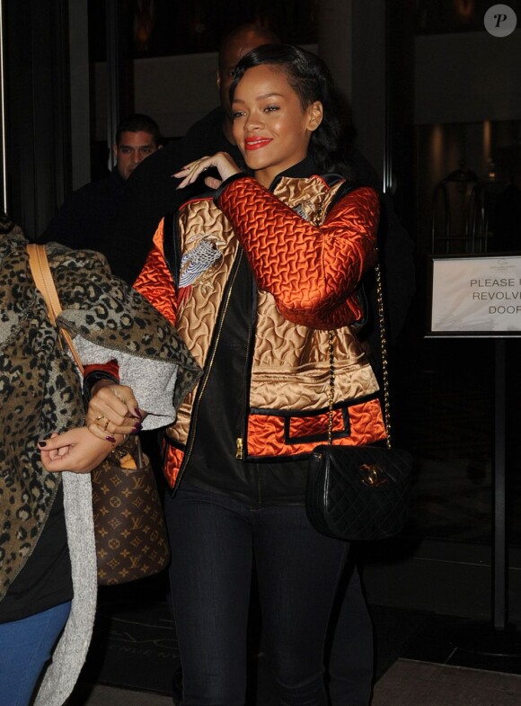 Rihanna arbore un look street et couture à New York, le 9 Novembre 2012.