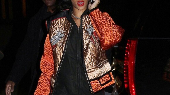 Rihanna, accro à la mode, dément être de nouveau en couple avec Chris Brown