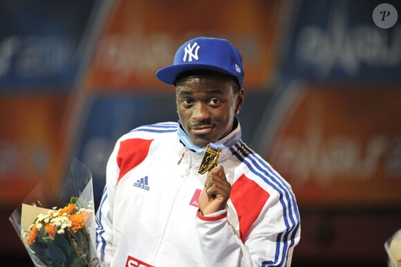 Teddy Tamgho après avoir glané la médaille d'or au championnat d'Europe indoor à Paris le 6 mars 2011