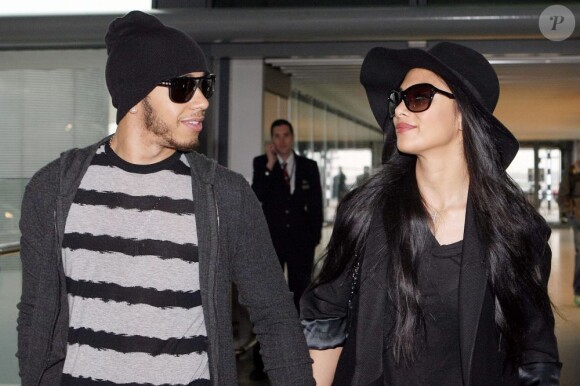 Nicole Scherzinger et son compagnon Lewis Hamilton, regards amoureux avant de prendre l'avion à l'aéroport d'Heathrow à Londres le 12 Novembre 2012