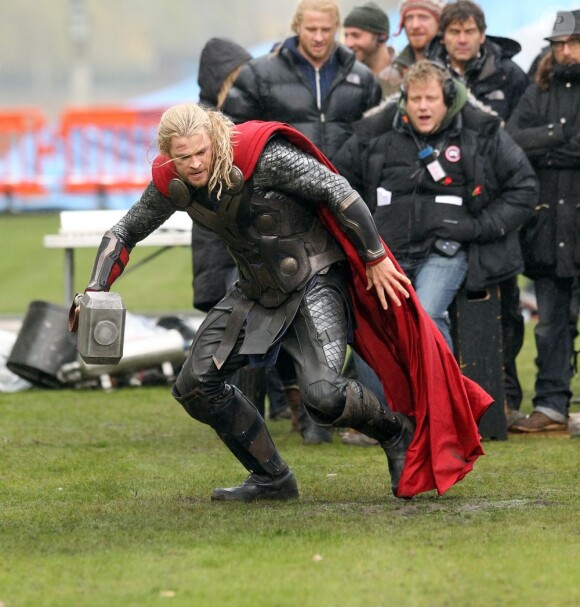 Chris Hemsworth se bat contre un ennemi invisible sur le tournage de Thor 2 à Londres, le 12 Novembre 2012