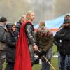 Chris Hemsworth dans le costume de Thor sur le tournage du second opus.