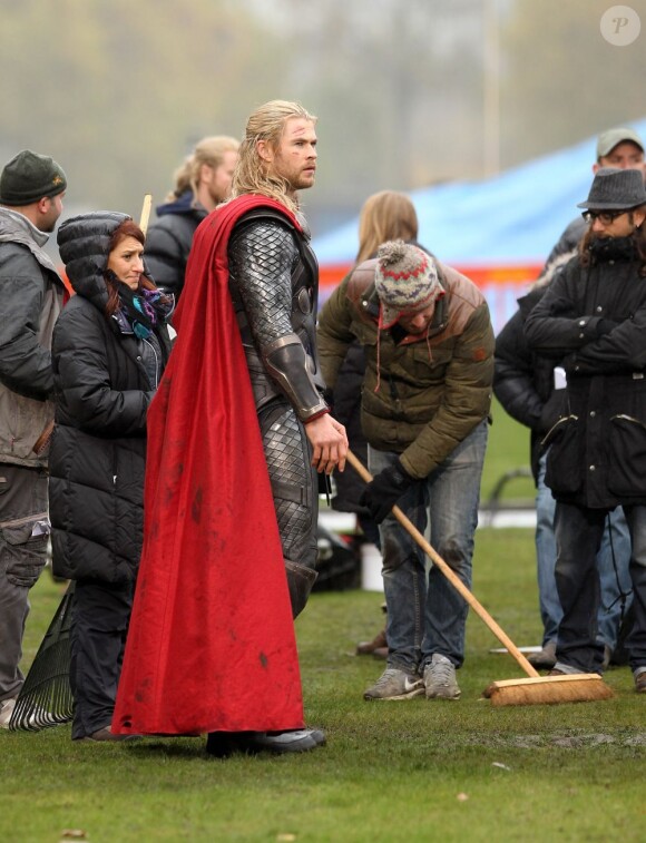 Chris Hemsworth dans le costume de Thor sur le tournage du second opus.