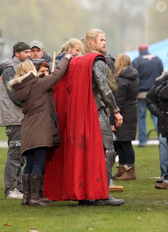 Chris Hemsworth sur le tournage de Thor : The Dark World à Londres, le 12 Novembre 2012.