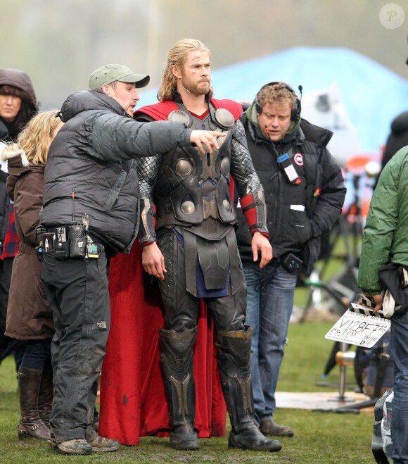 Chris Hemsworth prend les consignes sur le tournage de Thor : The Dark World à Londres, le 12 Novembre 2012.