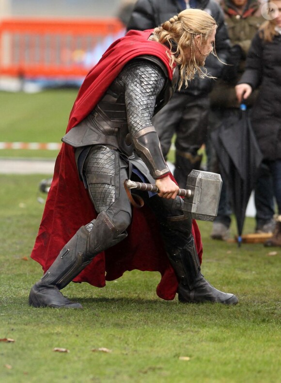 Chris Hemsworth menaçant sur le tournage de Thor : The Dark World à Londres, le 12 Novembre 2012.