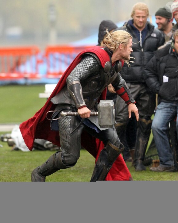 Chris Hemsworth sur le tournage de Thor : The Dark World à Londres, le 12 Novembre 2012.