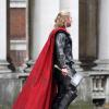 Chris Hemsworth seul sur le tournage de Thor : The Dark World à Londres, le 12 Novembre 2012.