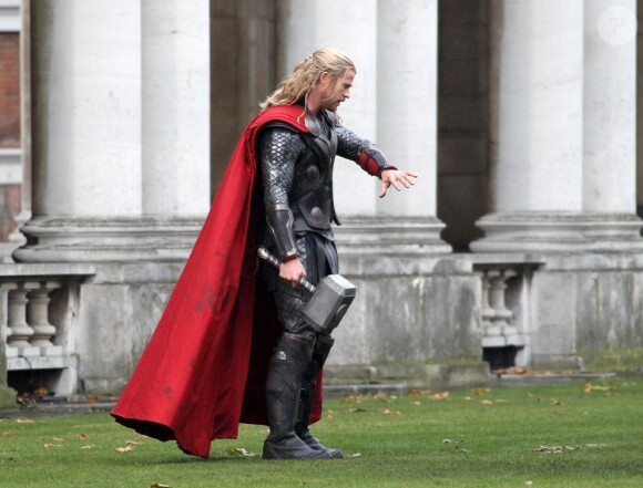Chris Hemsworth souffre sur le tournage de Thor 2 à Londres, le 12 Novembre 2012