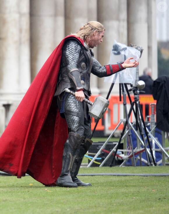 Chris Hemsworth sur le tournage du film de super-héros Thor : The Dark World à Londres, le 12 Novembre 2012.