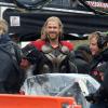 Chris Hemsworth tout sourire sur le tournage du film de super-héros Thor : The Dark World à Londres, le 12 Novembre 2012.