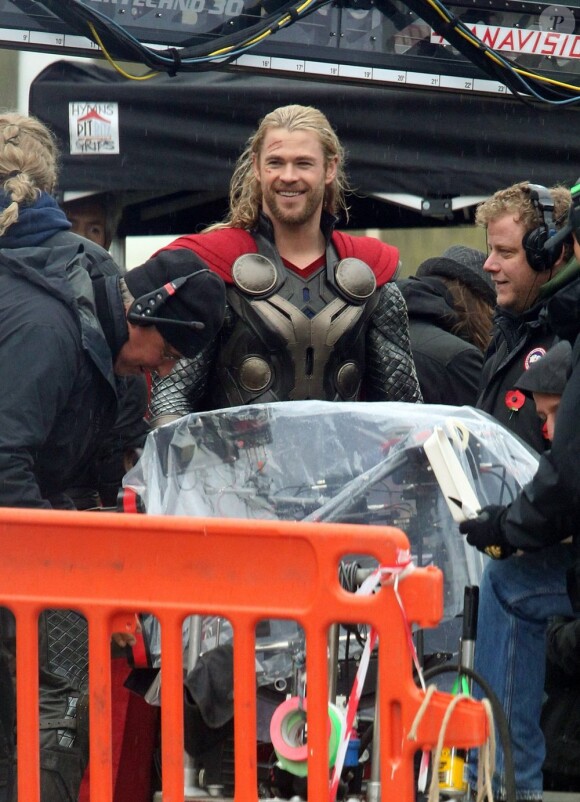 Chris Hemsworth tout sourire sur le tournage du film de super-héros Thor : The Dark World à Londres, le 12 Novembre 2012.