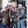 Chris Hemsworth dans le costume de Thor, Dieu du Tonnerre, sur le tournage de Thor : The Dark World à Londres, le 12 Novembre 2012.