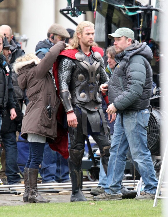Chris Hemsworth dans le costume de Thor, Dieu du Tonnerre, sur le tournage de Thor : The Dark World à Londres, le 12 Novembre 2012.