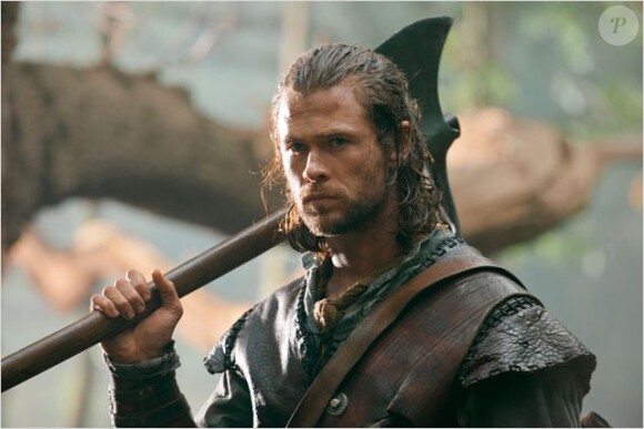 Chris Hemsworth troque son marteau pour une hâche dans Blanche-Neige et le Chasseur.