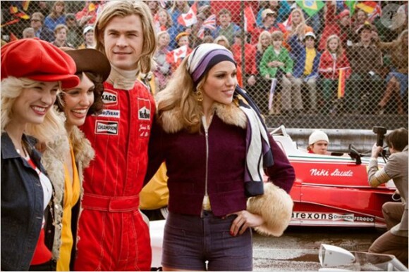 Dans Rush, Chris Hemsworth incarne un pilote F1 playboy. Dans les salles en septembre 2013.