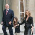 Céline Dion entouré de son fils René-Charles et de son époux René Angélil à Paris le 23 mai 2008.