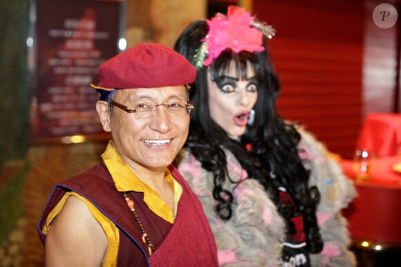 Le fondateur du Live to Love Gala Gyalwang Drukpa et Nina Hagen lors du Live to Love Gala au Grand Rex à Paris le 12 novembre 2012