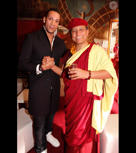 Chris V et le fondateur du Live to Love Gala Gyalwang Drukpa lors du Live to Love Gala au Grand Rex à Paris le 12 novembre 2012