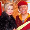 Cindy Lopes et le fondateur du Live to Love Gala Gyalwang Drukpa lors du Live to Love Gala au Grand Rex à Paris le 12 novembre 2012