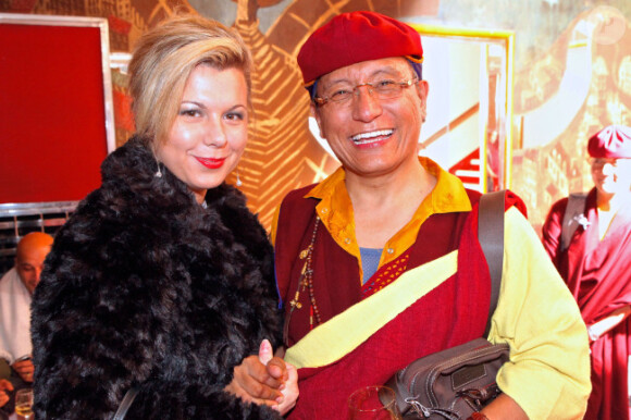 Cindy Lopes et le fondateur du Live to Love Gala Gyalwang Drukpa lors du Live to Love Gala au Grand Rex à Paris le 12 novembre 2012