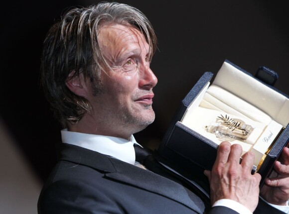 Mads Mikkelsen pose avec son prix d'interprétation à Cannes, le 27 mai 2012.