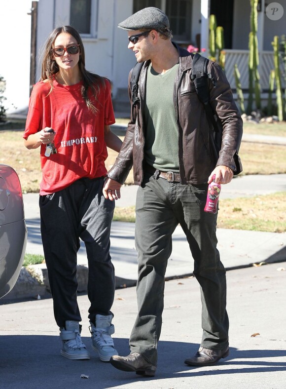 Kellan Lutz et sa petite amie Sharni Vinson dans les rues de Santa Monica le 13 novembre 2012.