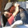 Kellan Lutz et sa petite amie Sharni Vinson s'offrent un baiser à Santa Monica le 13 novembre 2012.