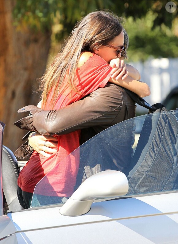 Kellan Lutz fait un câlin à sa petite amie Sharni Vinson à Santa Monica le 13 novembre 2012.