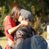 Kellan Lutz et sa petite amie Sharni Vinson se bécotent à Santa Monica le 13 novembre 2012.