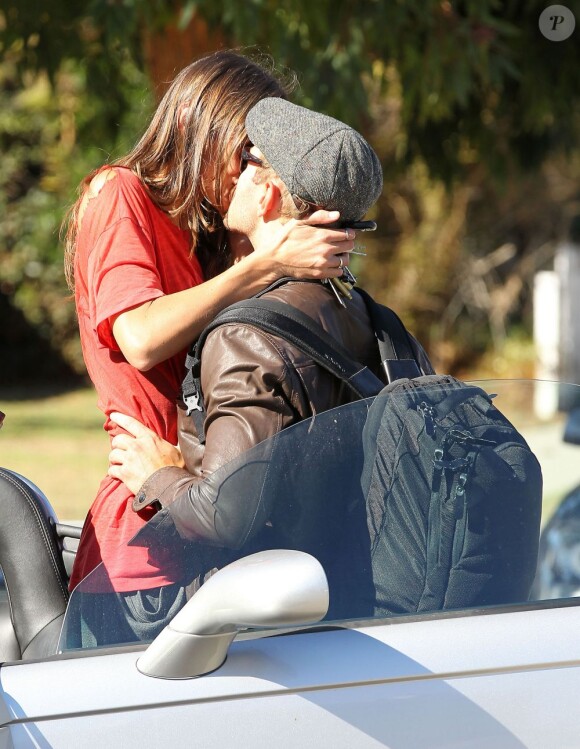 Kellan Lutz et sa petite amie Sharni Vinson se bécotent à Santa Monica le 13 novembre 2012.