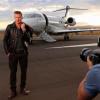 David Beckham, nouvel ambassadeur Breitling, prend la pose sur le tarmac du Mojave Air and Space Port dans la ville de Mojave, Californie.