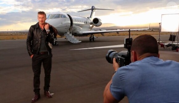 David Beckham, nouvel ambassadeur Breitling, prend la pose sur le tarmac du Mojave Air and Space Port dans la ville de Mojave, Californie.
