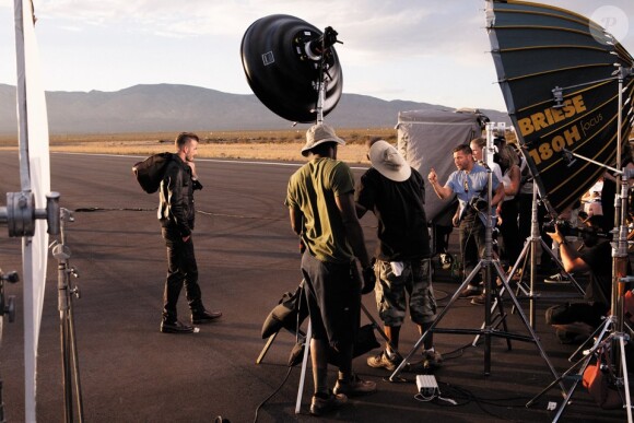 David Beckham, nouvel ambassadeur Breitling, prend la pose devant l'objectif d'Anthony Mandler sur le tarmac du Mojave Air and Space Port dans la ville de Mojave, Californie.