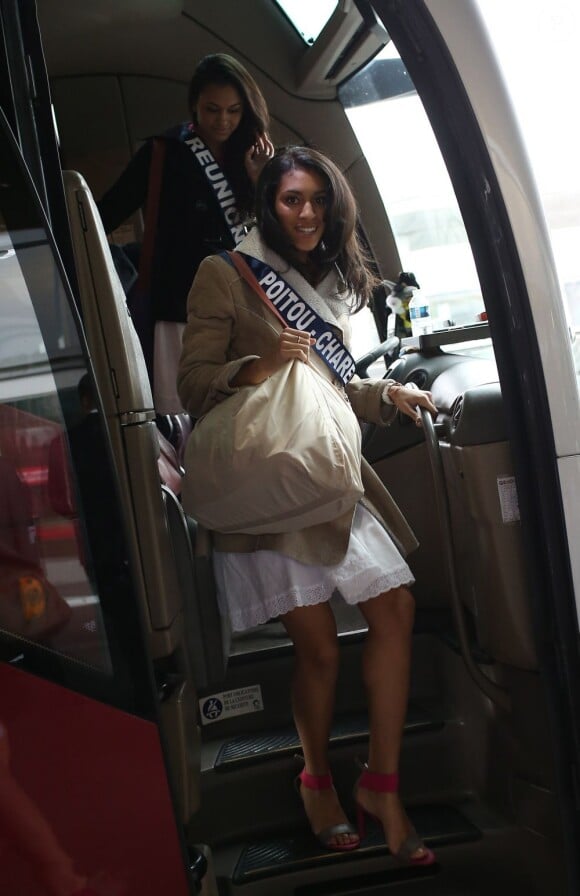 Typhanie Soulat, Miss Poitou-Charentesarrive à l'aéroport Charles de Gaulle avant de s'envoler pour l'Île Maurice, à Paris le 14 novembre 2012