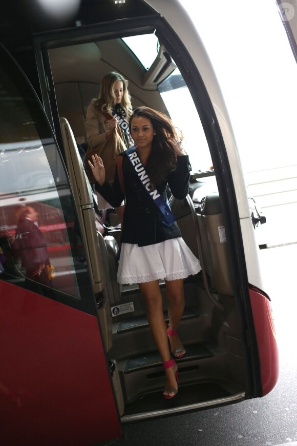 Stephanie Robert, Miss Reunion, arrive à l'aéroport Charles de Gaulle avant de s'envoler pour l'Île Maurice, à Paris le 14 novembre 2012