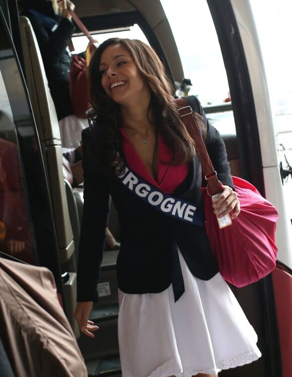 Marine Lorphelin, Miss Bourgogne, arrive à l'aéroport Charles de Gaulle avant de s'envoler pour l'Île Maurice, à Paris le 14 novembre 2012