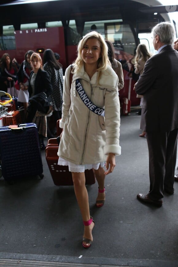 Charlene Michaut, Miss Franche-Comte, arrive à l'aéroport Charles de Gaulle avant de s'envoler pour l'Île Maurice, à Paris le 14 novembre 2012