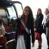 Emmanuelle Fabre, Miss Languedoc, arrive à l'aéroport Charles de Gaulle avant de s'envoler pour l'Île Maurice, à Paris le 14 novembre 2012