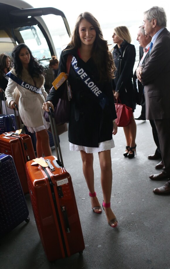 Melinda Pare, Miss Pays de Loire, arrive à l'aéroport Charles de Gaulle avant de s'envoler pour l'Île Maurice, à Paris le 14 novembre 2012